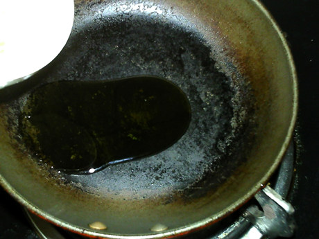 香辣鱿鱼须,锅中倒油，烧热。