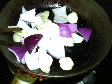 香辣鱿鱼须,放入洋葱，蒜片，大葱，爆香。