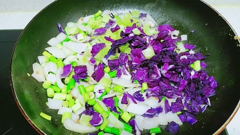 鸡蛋、蔬菜炒杂粮饭,倒入紫甘蓝