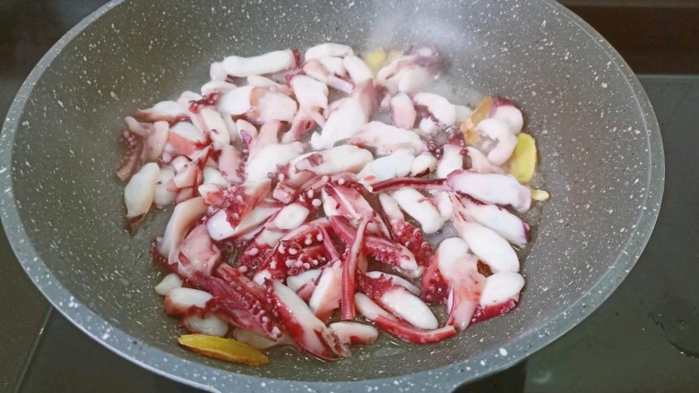 香辣鱿鱼须,炒出红油下入鱿鱼须。