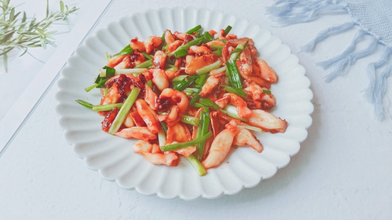 香辣鱿鱼须,鲜美可口的鱿鱼须是最好的下饭菜。