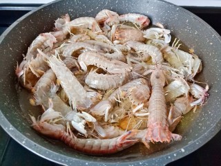 香辣皮皮虾,锅里多放一点油，油温五成热皮皮虾油炸。