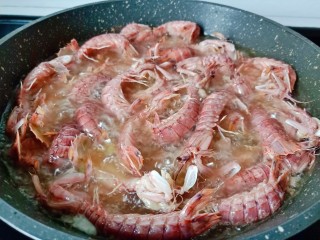 香辣皮皮虾,将皮皮虾炸至变色捞出控油。