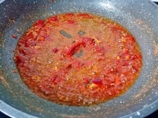 香辣皮皮虾,锅里留一点底油，加入郫县豆瓣酱炒香。
