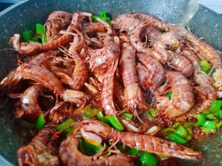 香辣皮皮虾,所有调味料翻炒均匀。让每只皮皮虾裹满酱料关火了！