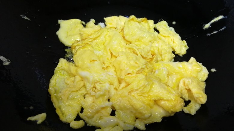青椒腊肠炒蛋,翻炒均匀至小块。