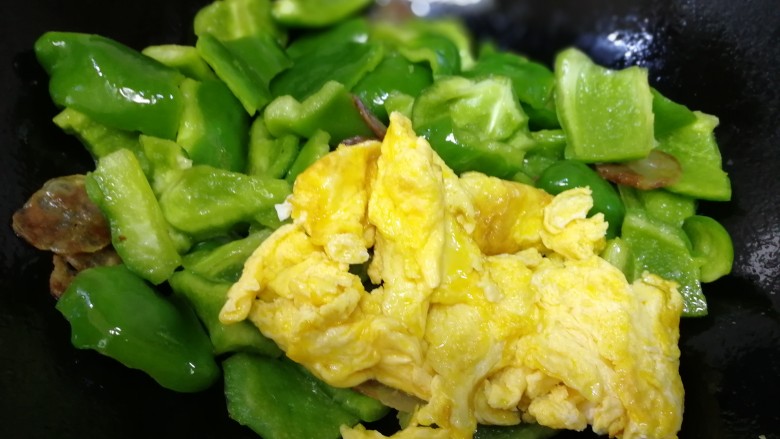 青椒腊肠炒蛋,放入炒好的鸡蛋。