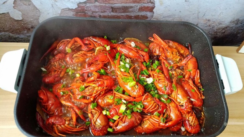 蒜香小龙虾,看看一个个龙虾在锅里咕嘟咕嘟炖的那叫一个香，起锅撒点葱花。