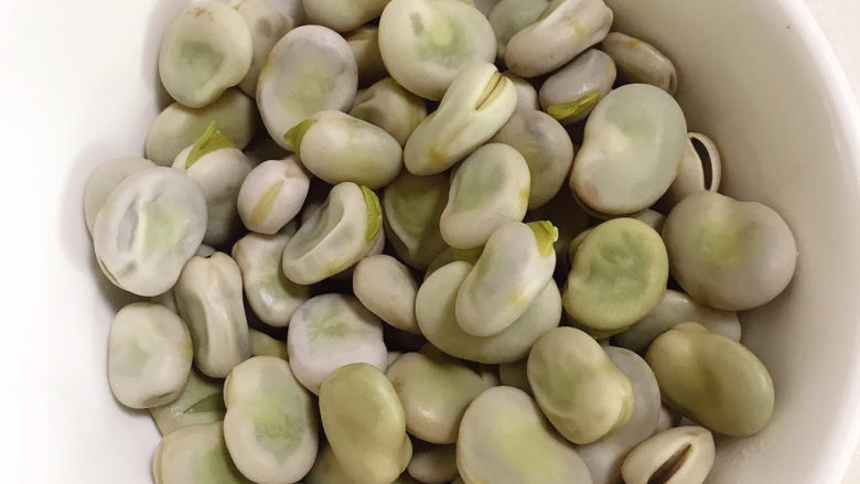 青椒烩蚕豆,捞出沥干水份备用