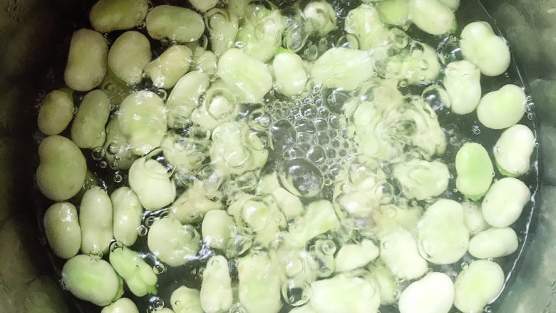 青椒烩蚕豆,焯水4分钟