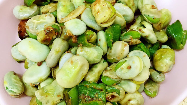 青椒烩蚕豆,装盘