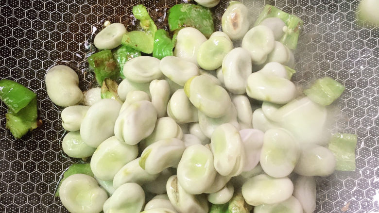 青椒烩蚕豆,放入蚕豆