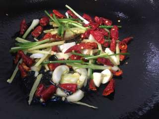 干煸芸豆,锅里放入少许的油，爆香花椒，葱姜蒜，和干辣椒