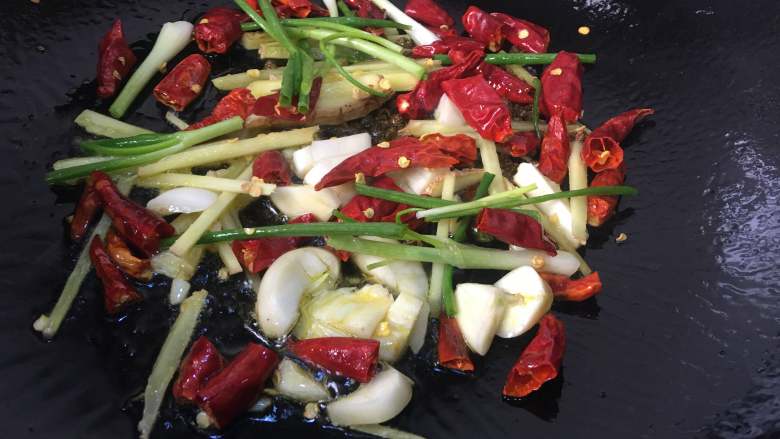 干煸芸豆,锅里放入少许的油，爆香花椒，葱姜蒜，和干辣椒