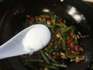 干煸芸豆,加入适量的盐，白糖，鸡精翻炒均匀即可出锅。