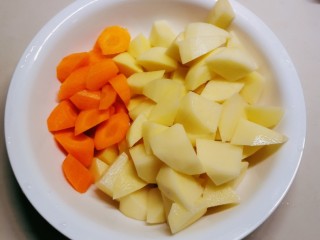 明虾鸡爪煲,土豆 胡萝卜切块备用