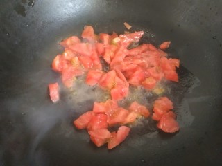 番茄炒西葫芦,锅中放入适量植物油，放入番茄翻炒