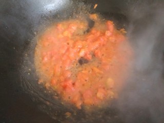 番茄炒西葫芦,加入适量糖，炒出红汤