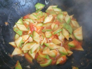 番茄炒西葫芦,翻炒均匀，西葫芦变软，番茄完全成红汤，关火出锅