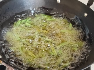 干煸芸豆,锅内热油，油温5成热放入豆角开始炸