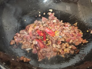 干煸芸豆,放入干辣椒翻炒至肉末变色