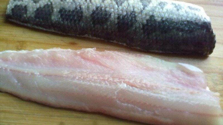 番茄黑鱼片,清洗干净后，把鱼从中间切开，鱼头切掉。