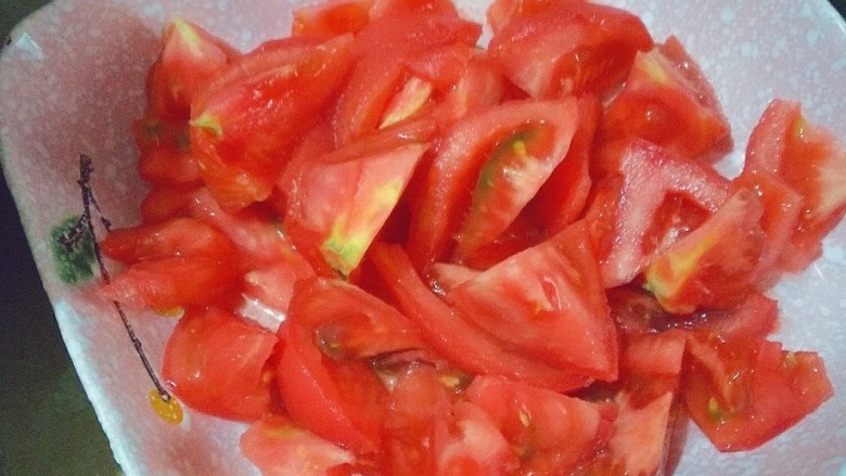 番茄黑鱼片,番茄切成块。