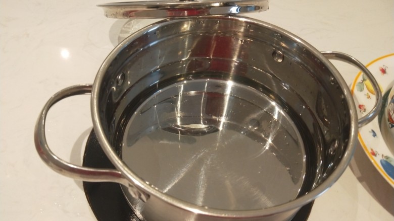 明虾鸡爪煲,先加半锅水。