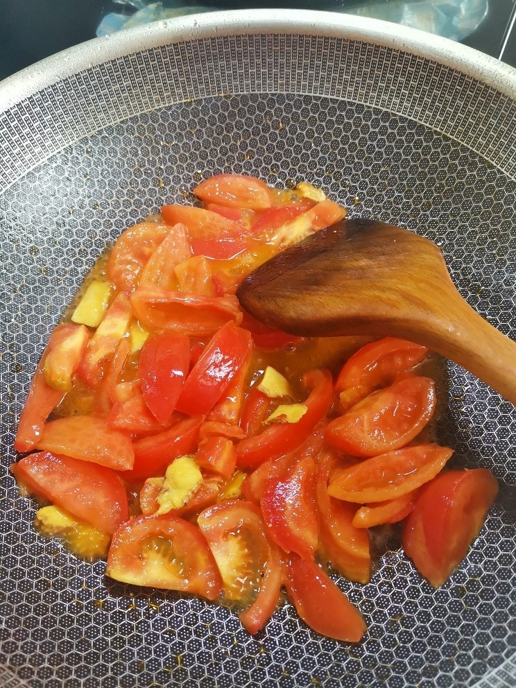 番茄黑鱼片,先把番茄大火炒熟，这样可以煸岀红油。