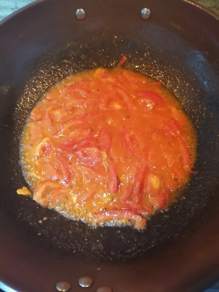 番茄黑鱼片,加适量水，放少量盐，滚汤汁。