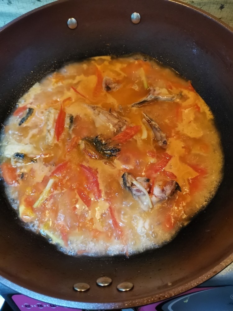 番茄黑鱼片,先把鱼头，鱼骨放进去熬6~7分钟，然后再捞出。
