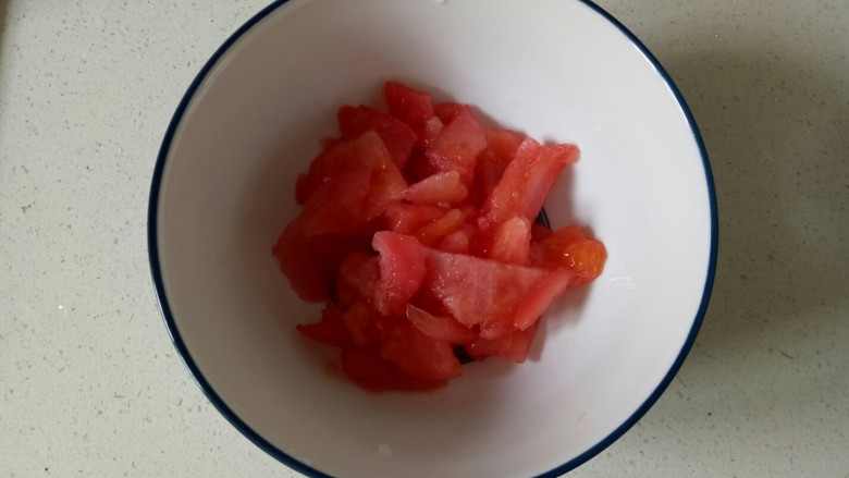番茄炒西葫芦,将西红柿切成小块
