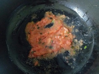 番茄炒西葫芦,炒至西红柿软烂