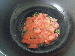 番茄炒西葫芦,加入西红柿块翻炒