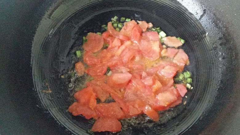 番茄炒西葫芦,加入西红柿块翻炒