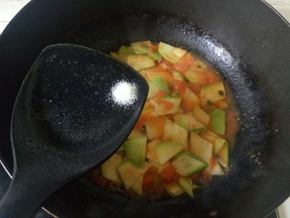 番茄炒西葫芦,加入盐，加少许清水，盖上锅盖焖煮1分钟即可