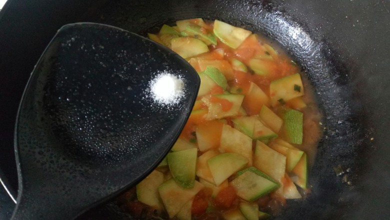 番茄炒西葫芦,加入盐，加少许清水，盖上锅盖焖煮1分钟即可