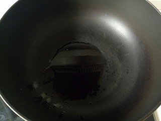 西葫芦炒木耳,锅中加入适量油烧热