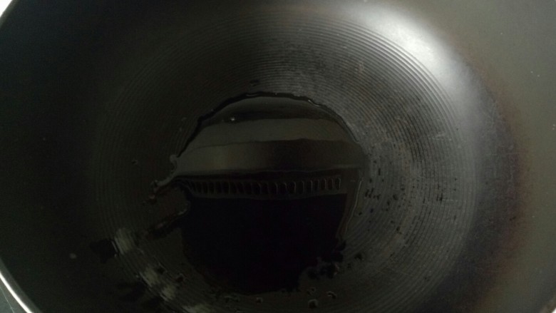 西葫芦炒木耳,锅中加入适量油烧热