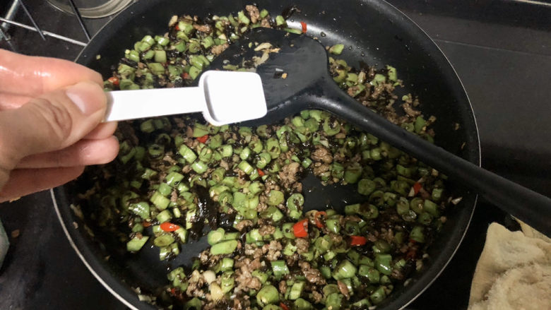 橄榄菜炒四季豆➕青草池塘处处蛙,尝下咸淡，根据个人口味添加少许盐定味，翻炒均匀出锅