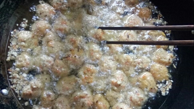 豆腐香酥丸子,小火炸丸子，用筷子经常翻动。
