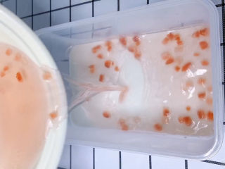 三色果冻,把煮好的果汁倒入凝固好的牛奶上面