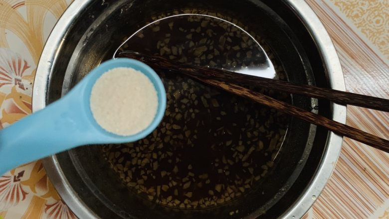 红糖馒头卷葡萄干,等待水温降到35℃加入酵母。