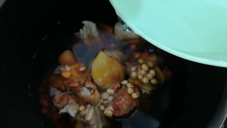 甜辣黄豆煨猪脚,加入水，与猪脚齐平