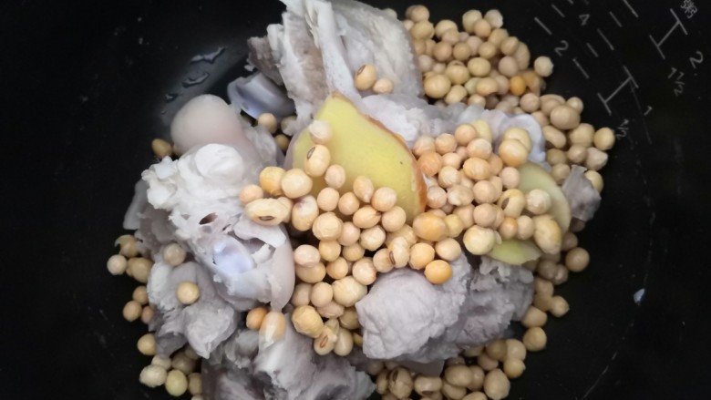 甜辣黄豆煨猪脚,把洗干净的猪脚，黄豆，倒入高压锅，把剩余的姜放入