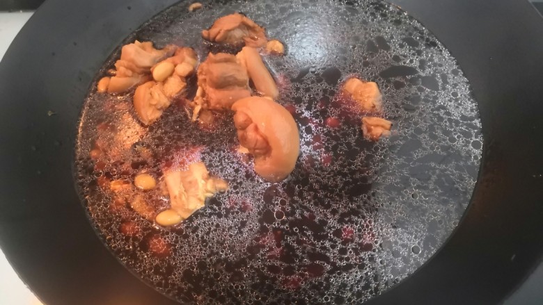 甜辣黄豆煨猪脚,煮好后，另外倒入铁锅中
