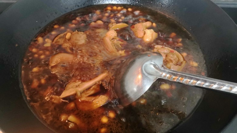 甜辣黄豆煨猪脚,用勺子搅拌均匀，全程大火收汁，收汁后关火