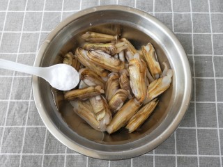葱油蛏子,把蛏子放在水盆里，加一点盐浸泡1小时，让它吐净泥沙，搓洗干净。