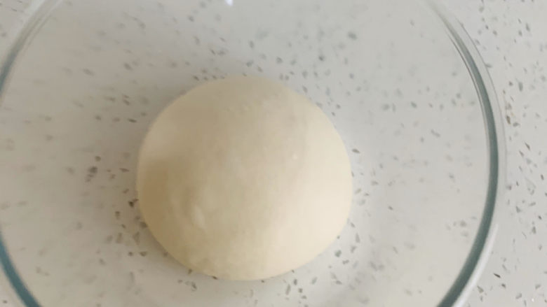 口袋面包/皮塔饼,将面团整理成光滑圆润的面团放入发酵碗中