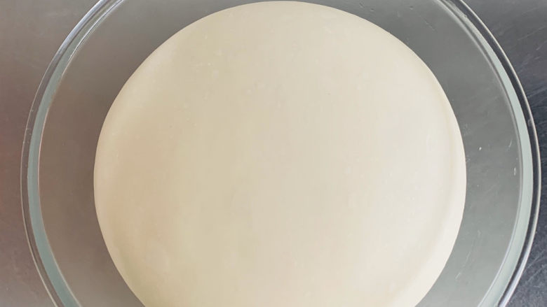 口袋面包/皮塔饼,面团增长到原来的两倍大发酵完成。